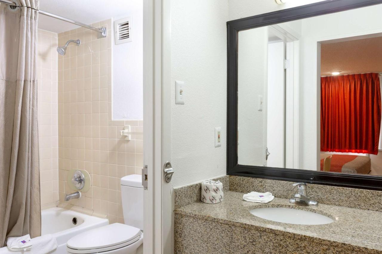 Motel 6-Houston, Tx - East Esterno foto